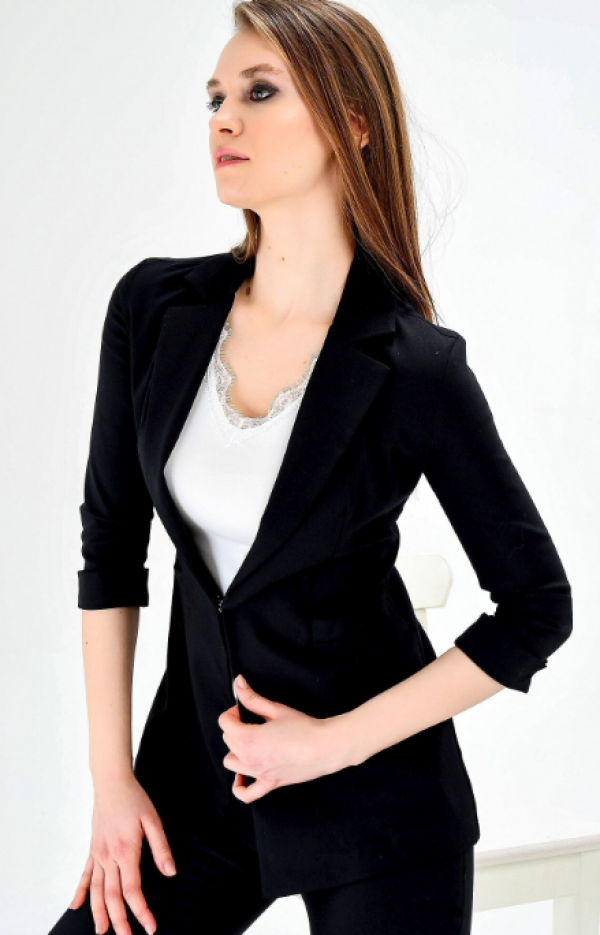 Jas wanita dengan bahan velvet dan lengan tiga perempat